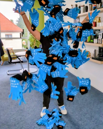 Planlose Streuartikel: Beispielbild mit herumfliegenden Werbegeschenken ohne Strategie